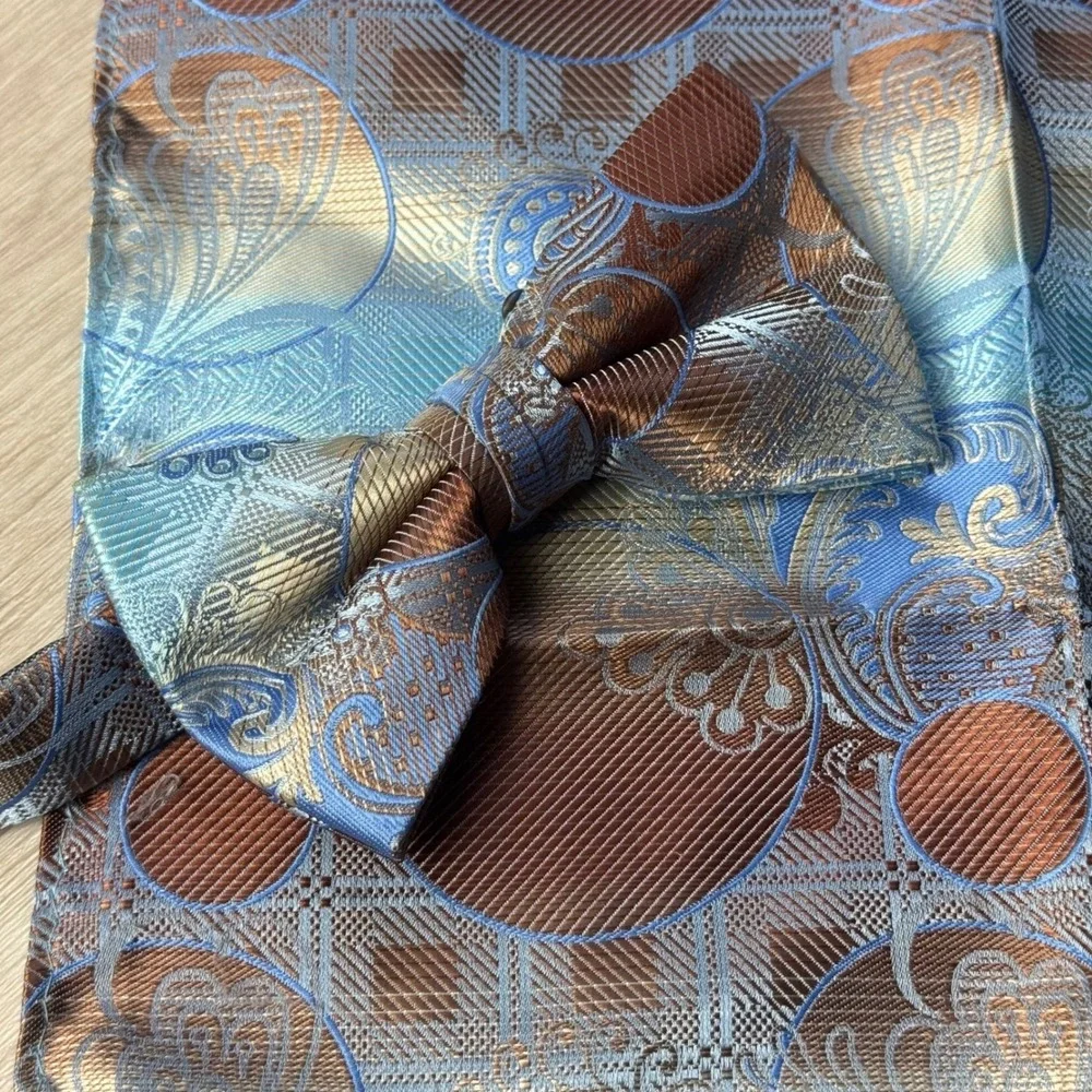 Stacy Adams Mens Bow Tie Pocket Square‎ Matching Set Blue Brown Paisley